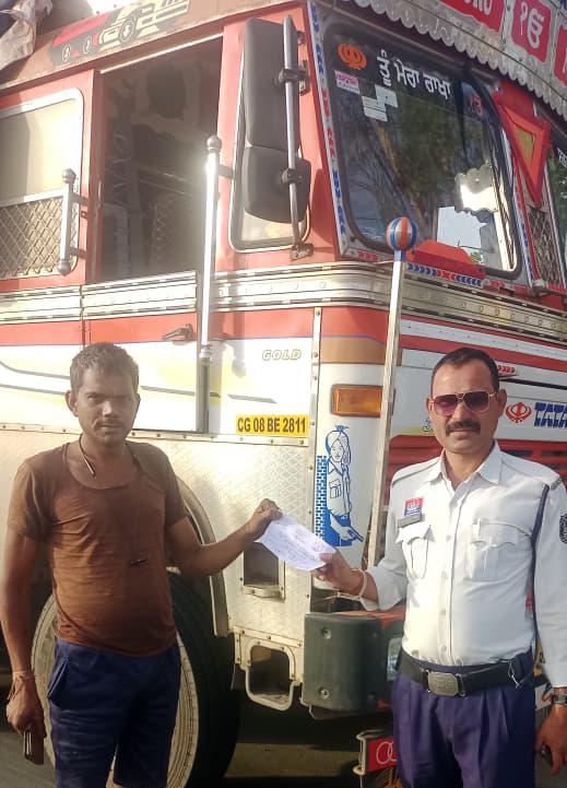 DIG रामकृष्ण साहू के निर्देश पर बेमेतरा पुलिस का बड़ा एक्शन, 22 वाहन चालकों पर कार्रवाई; नियम तोड़ने वालों से वसूला जुर्माना