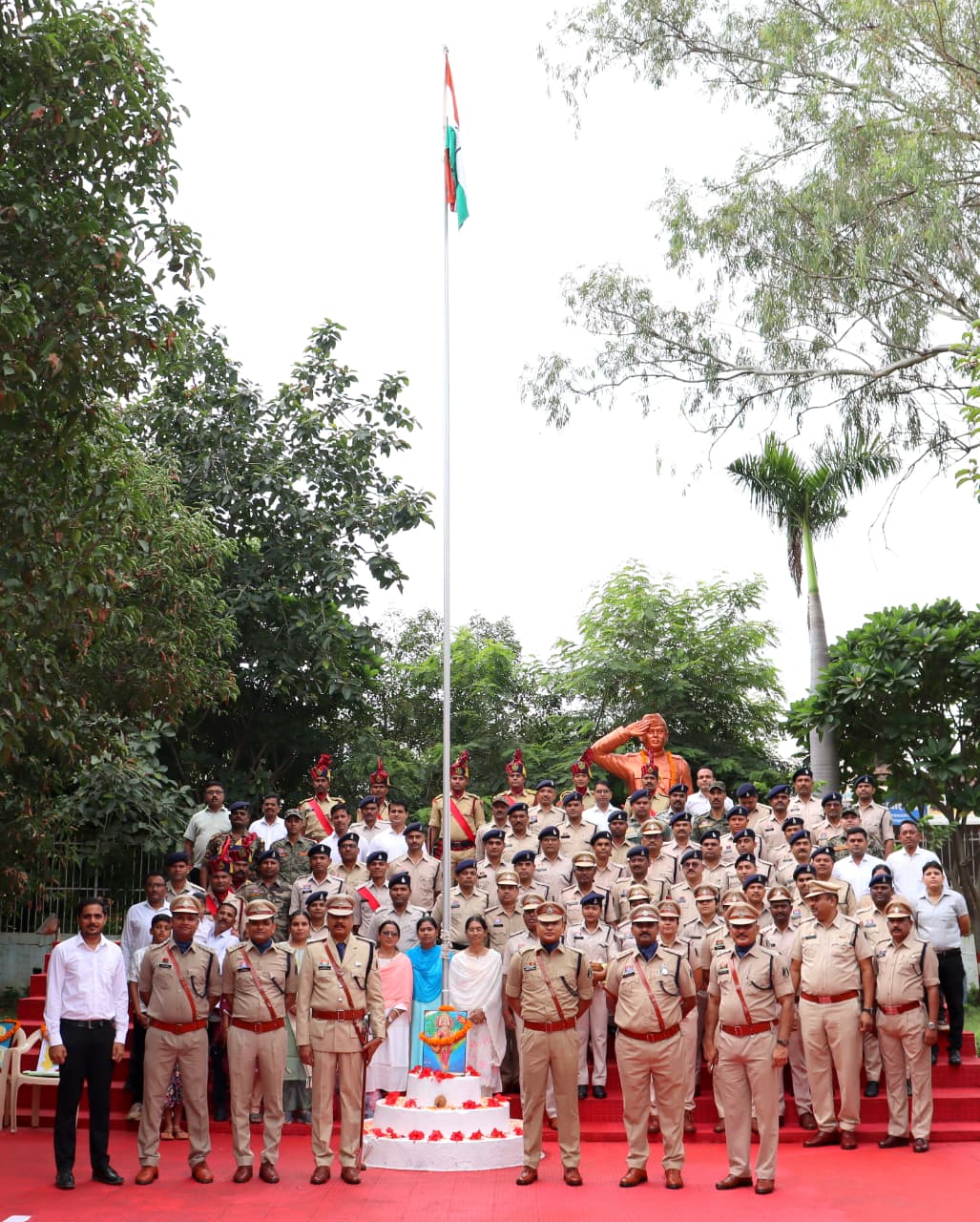 79 वाॅ स्वतंत्रता दिवस के अवसर पर पुलिस अधीक्षक धर्मेंद्र सिंह द्वारा कार्यालय में फहराया गया तिरंगा