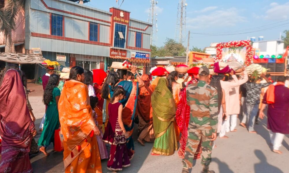 छठ महापर्व का आज तीसरा दिन सबसे खास,पत्थलगांव में छठ व्रती अस्ताचलगामी सूर्यदेव को अर्घ्य देने घाट रवाना हुए गाजे बाजे के साथ
