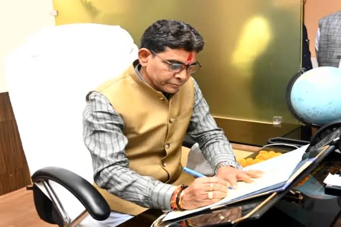 कांग्रेस की योजनाओं पर ग्रहण : बंद हुई राजीव युवा मितान क्लब योजना, मंत्री टंकराम ने कहा- अपनों को लाभ पहुंचाने बनाई गई थी स्कीम