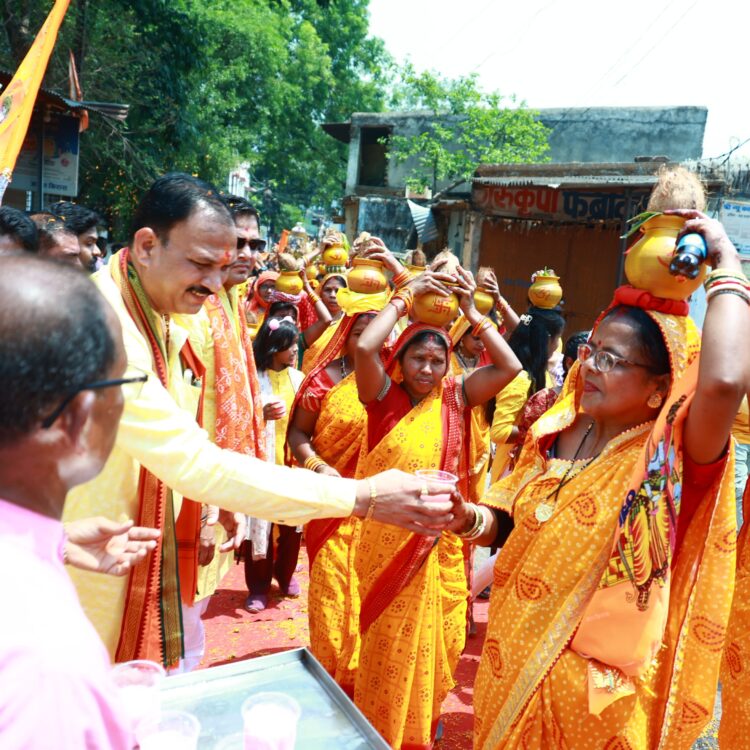 सरगुजा संभाग की सबसे भव्य कलश यात्रा: 10 हजार मातृशक्तियों ने उठाया कलश, जय श्रीराम के नारों से गूंजा चिरमिरी