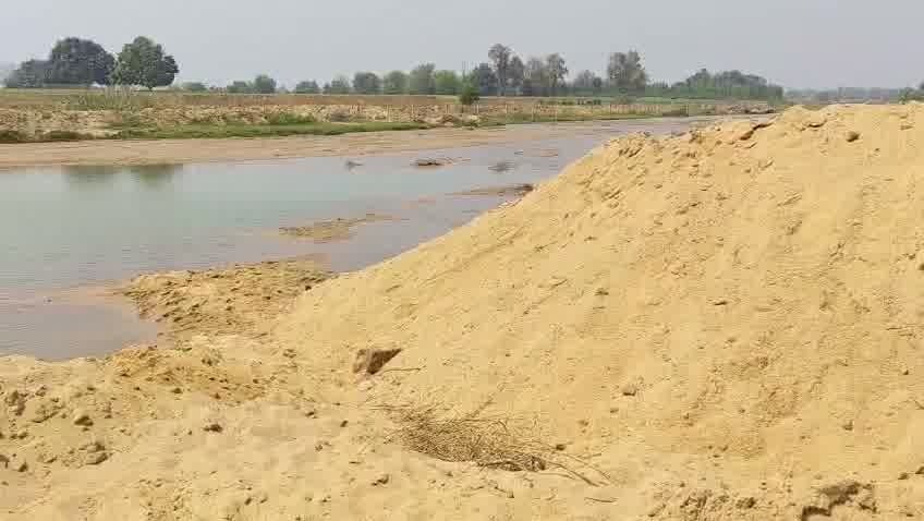 18 हाईवा और पोकलेन पर जुर्माने की खबर के बाद, ओदारी नदी की रेत खदान का खनिज विभाग ने किया निरीक्षण