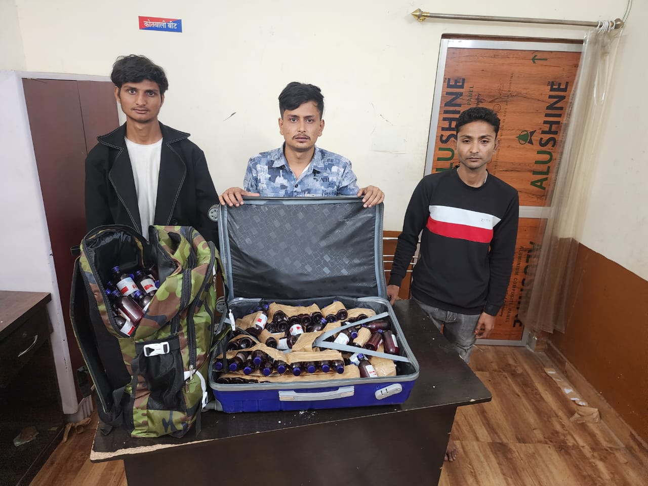 प्रतिबंधित नशीली सिरप की क्रय-विक्रय करते 01 अंतर्राज्यीय सहित कुल 03 आरोपी गिरफ्तार