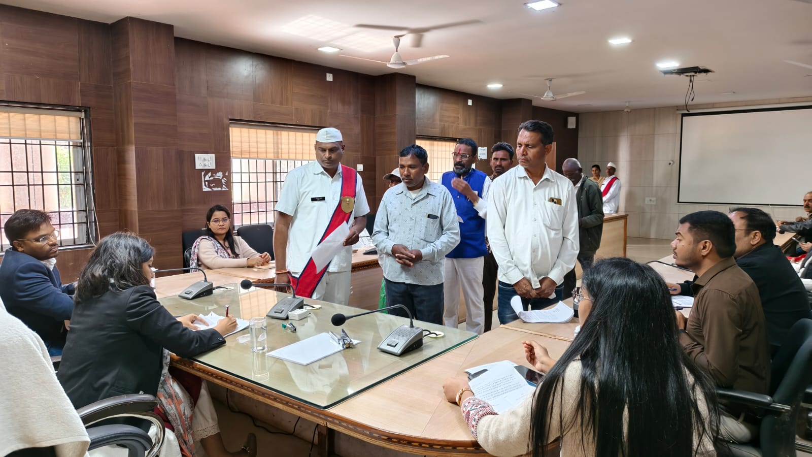 जनदर्शन में कलेक्टर प्रतिष्ठा ममगाईं ने आमजन की समस्याएं सुनीं,49 आवेदनों पर हुआ संज्ञान