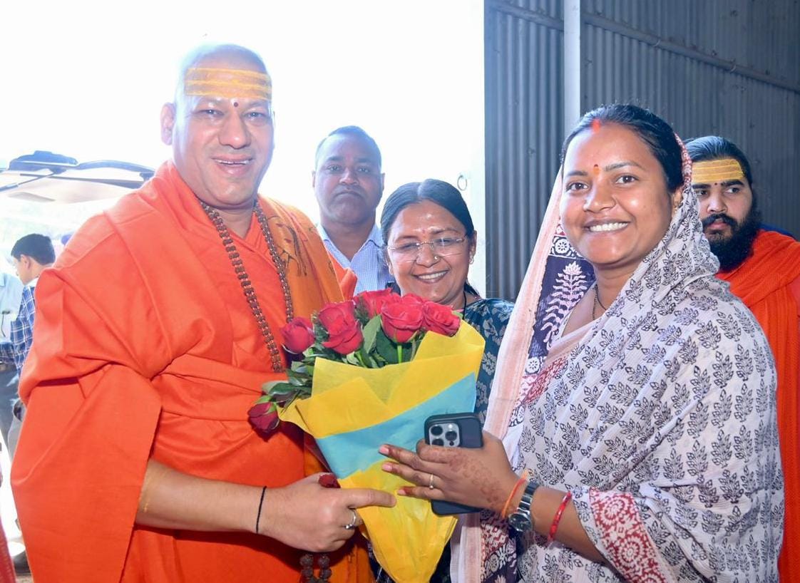 लक्ष्मी राजवाड़े ने निरंजनी पीठाधीश्वर स्वामी कैलाशानंद गिरी जी महाराज से लिया आशीर्वाद