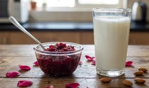 ग्लोइंग त्वचा के लिए गुलकंद और दूध का सेवन कैसे करें? यहाँ जानें 