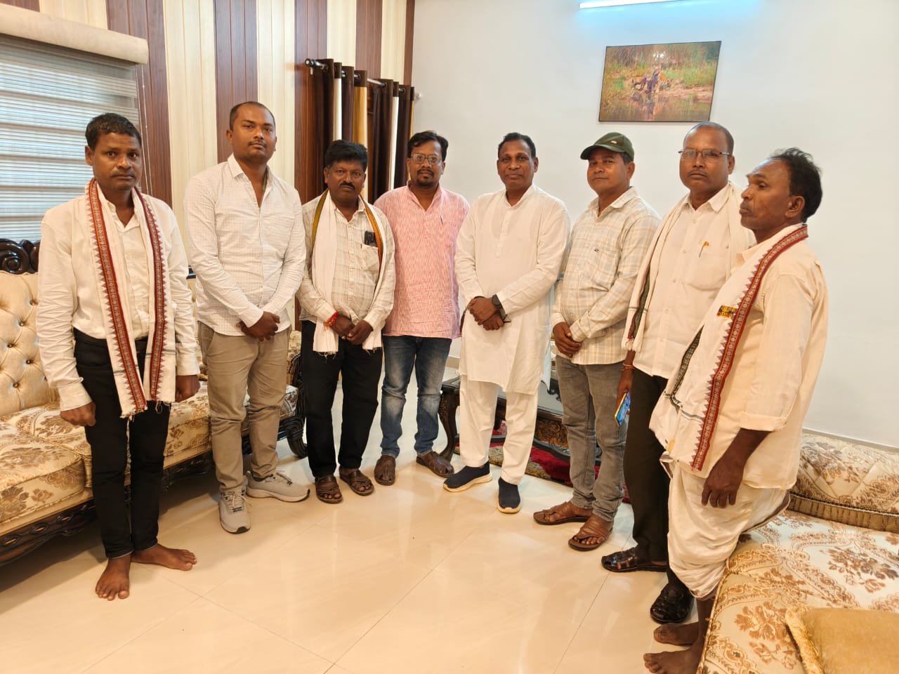 रसेला क्षेत्र के जन-प्रतिनिधियों ने विधायक जनक ध्रुव से की मुलाकात,एन एच एम कर्मचारियों के हड़ताल पर पहुंच विधायक ने दिया समर्थन