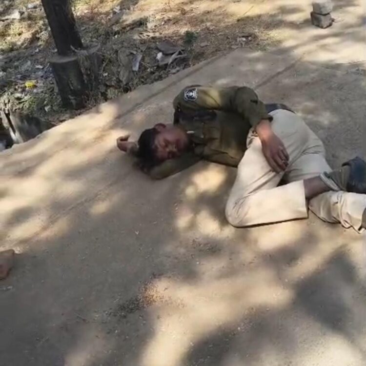 वर्दी पर नशे का दाग: सड़क पर नशे में धुत आरक्षक का वीडियो वायरल