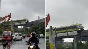 तकनीकी खराबी और बारिश की वजह से मुंबई में पुल पर फंसी मोनो रेल,यात्रियों को बाहर निकालने की कोशिश जारी