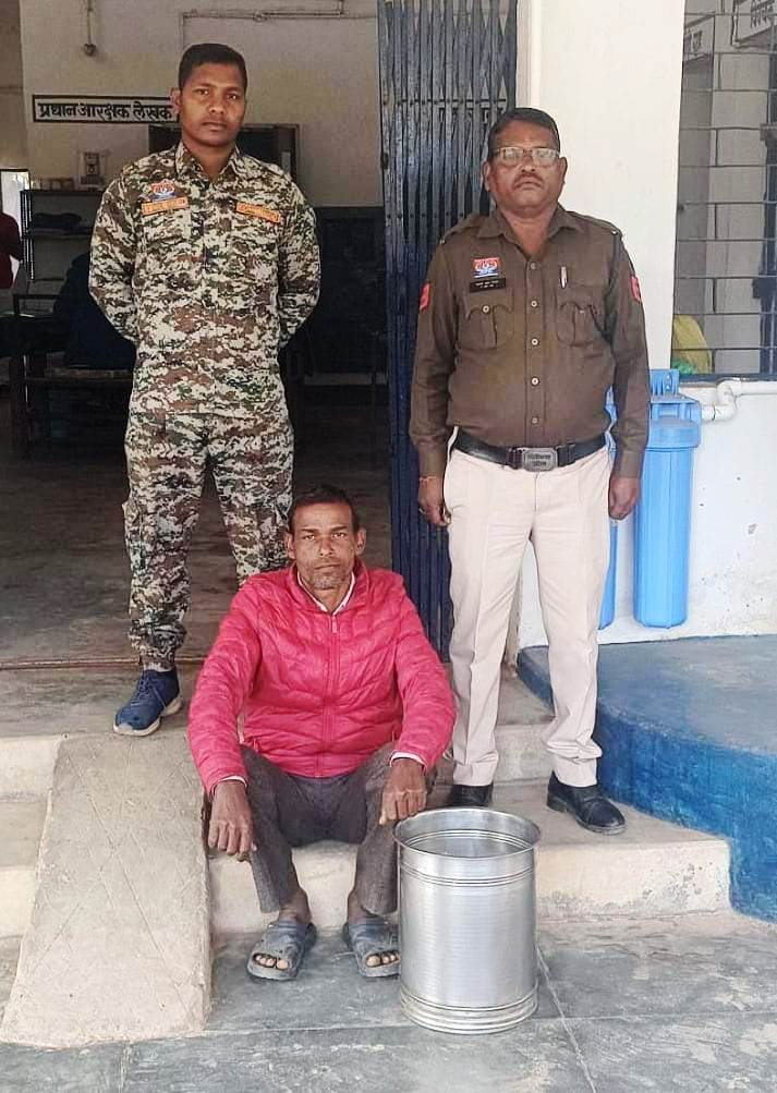 अवैध महुआ शराब बिक्री करते आरोपी गिरफ्तार, 15 लीटर शराब व नकदी जब्त, जोबी पुलिस की कार्रवाई
