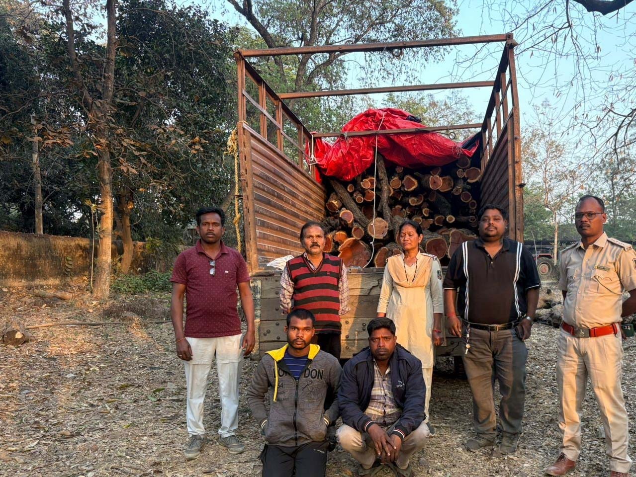 वन विभाग रायगढ़ ने अवैध तस्करी का किया भंडाफोड़, भारी मात्रा में खैर लकड़ी बरामद