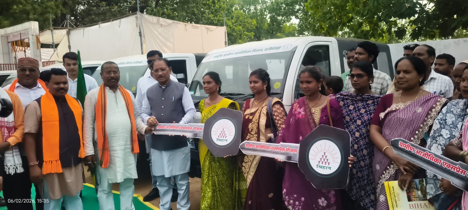 आजीविका ग्रामीण एक्सप्रेस योजना मुख्यमंत्री ने चेरपाल में बिहान की दीदियों को सौंपी टाटा मैजिक वाहन