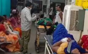 30 लोगों से भरी पिकअप वाहन पलटी,हादसे में एक दर्जन से ज्यादा लोग घायल