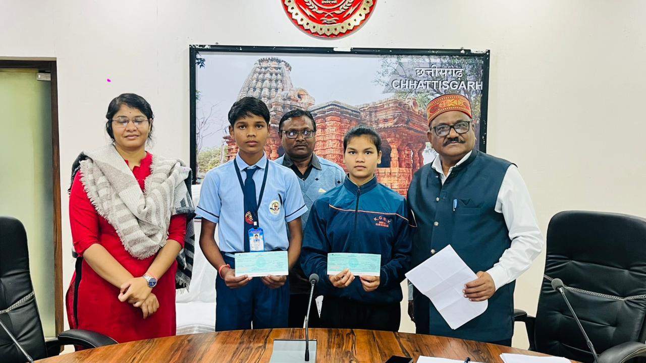 राज्यपाल रामेन डेका की अनुशंसा पर दो मेधावी बच्चों को आर्थिक सहायता