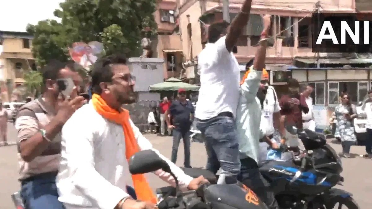 BJP की जीत पर सड़कों पर जश्न, ममता आवास के बाहर लगे ‘जय श्री राम’ के नारे