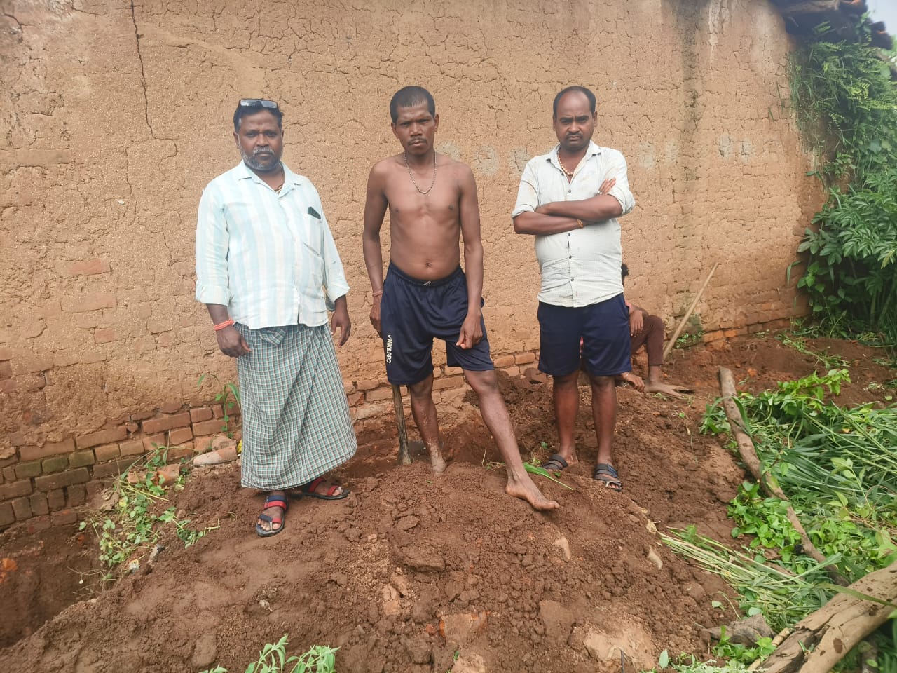 ग्राम हीराबतर के बिसाहू राम पिता फिरतु राम के पीएम आवास का नींव खुदाई कार्य प्रारंभ

