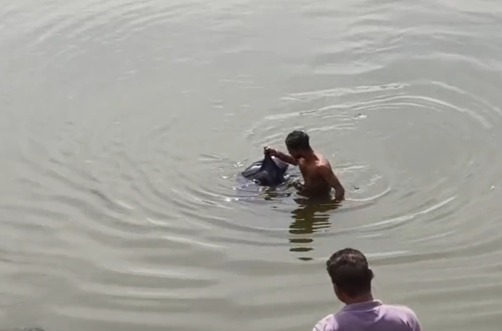 कोरबा में सनसनी: तालाब में तैरती मिली युवक की लाश, इलाके में दहशत