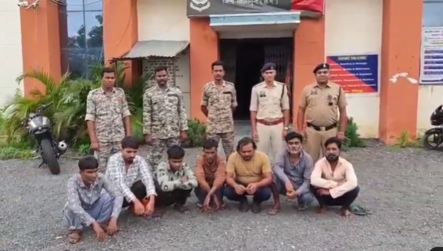 महासमुंद पुलिस का बड़ा खुलासा! 95 लाख की नकबजनी समेत 3 बड़े चोरी कांड सुलझे, अंतरराज्यीय गैंग के 12 आरोपी गिरफ्तार