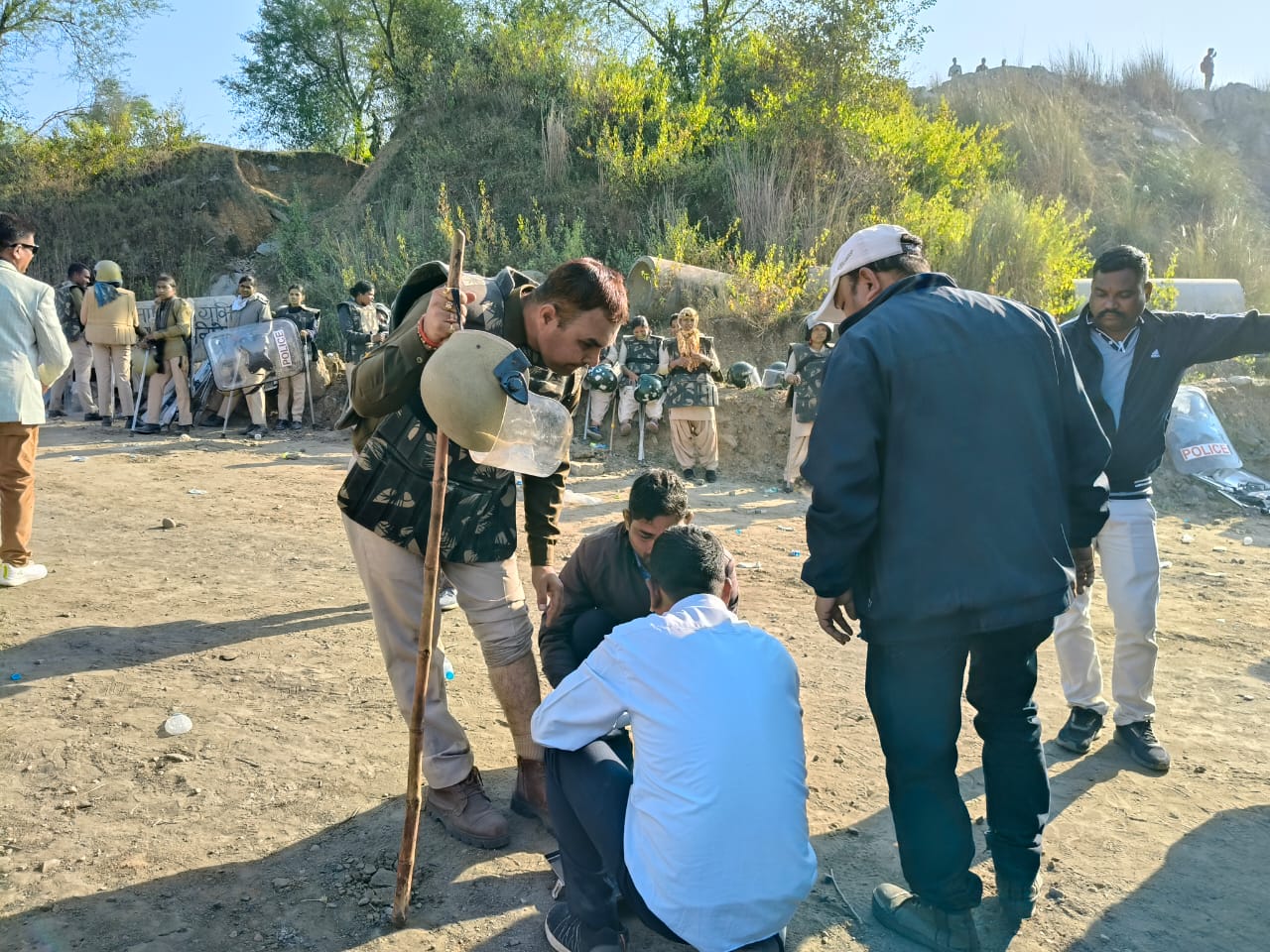 खदान विस्तार को लेकर ग्रामीण एवं पुलिस के बीच खूनी संघर्ष,अतिरिक्त पुलिस अधीक्षक एसडीओपी थाना प्रभारी सहित कई पुलिस कर्मी घायल