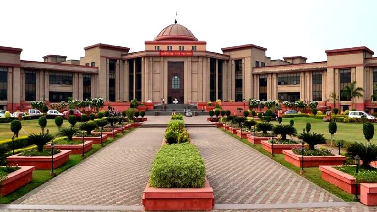 बिना सुनवाई नौकरी से निकाली गई शिक्षिका को हाईकोर्ट से बड़ी राहत, 5 साल बाद बर्खास्तगी आदेश हुआ रद्द