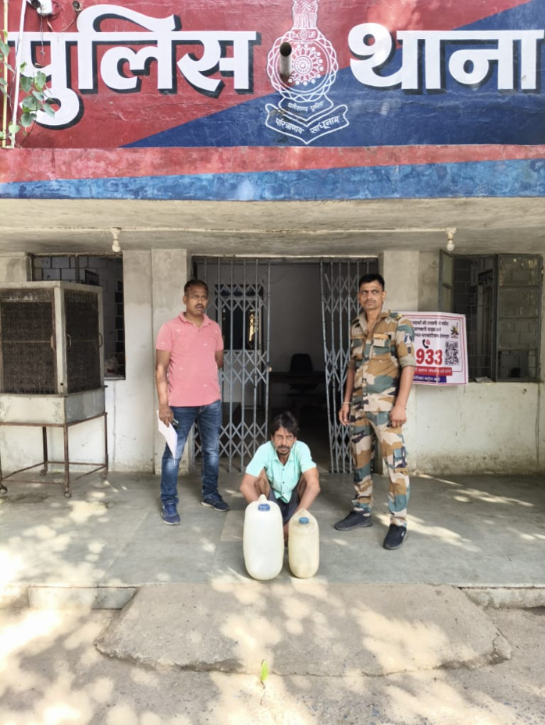   ग्राम बिजना में दबिश देकर तमनार पुलिस ने पकड़ी 30 लीटर अवैध महुआ शराब, एक आरोपी गिरफ्तार