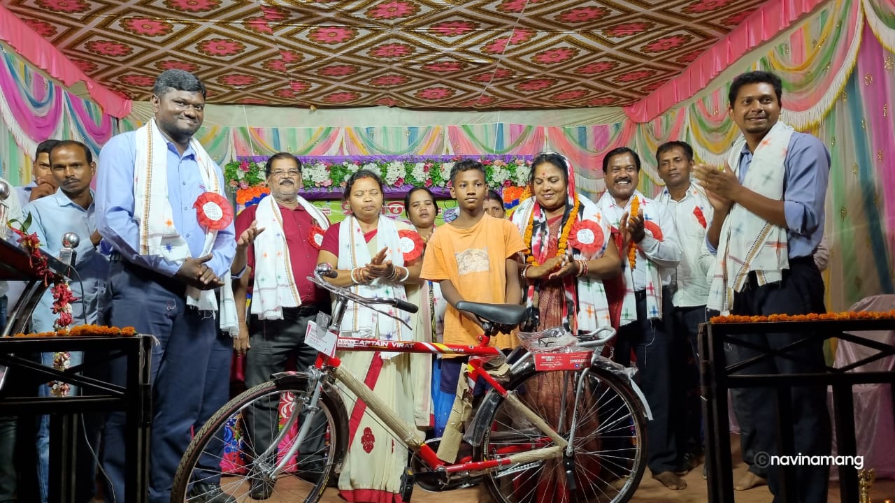 एएम/एनएस ने किया स्वास्थ्य शिविर का आयोजन, वार्षिकोत्सव समारोह में टाॅपर्स को साइकिल वितरण