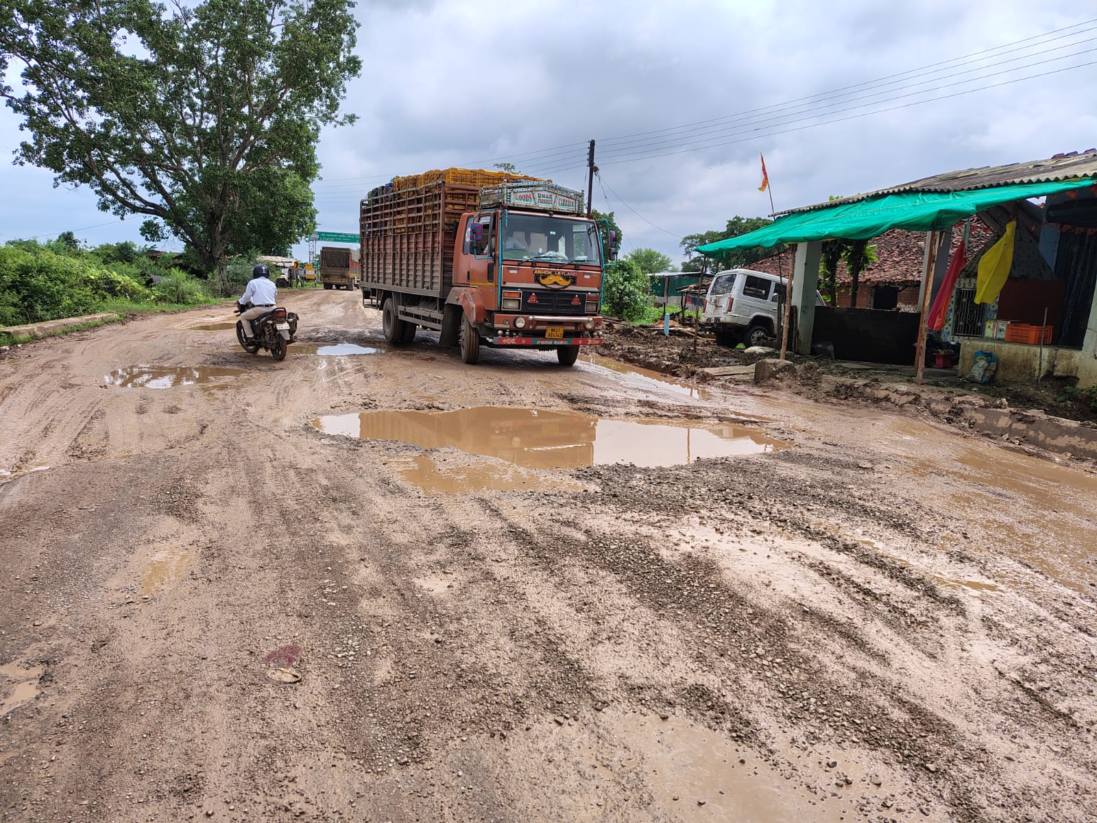 डोंगरगढ़ से मुड़हीपार एवं ढारा से बड़हाईटोला की खराब सड़कों से जनता परेशान, प्रशासन की निष्क्रियता पर सवाल : विष्णु लोधी