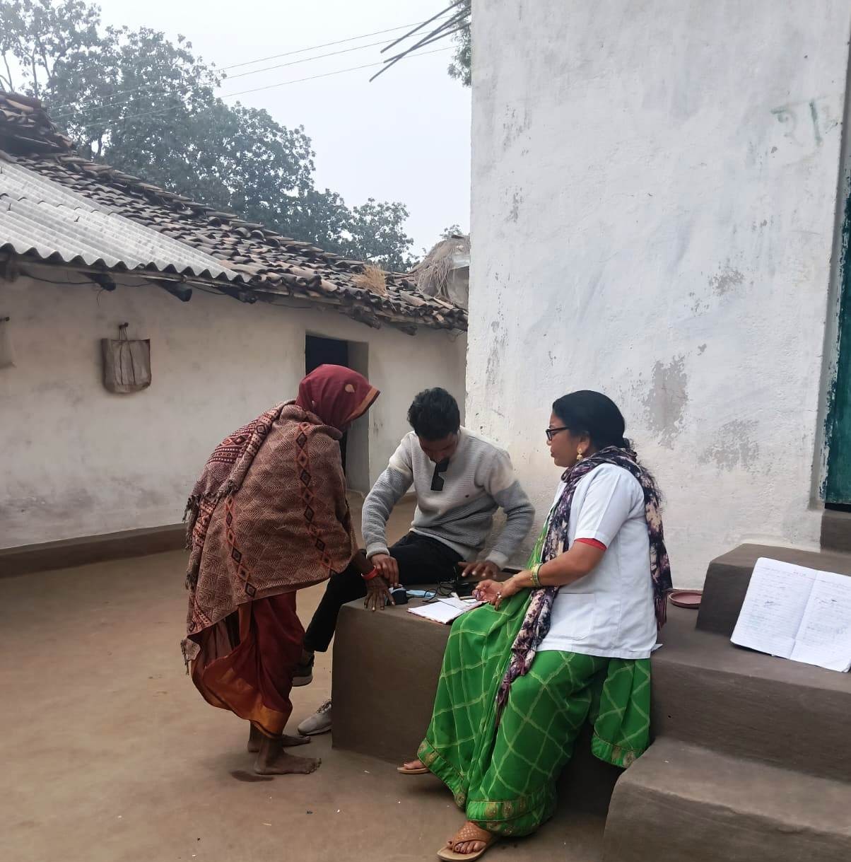 जहाँ नेटवर्क, वहीं समाधान: दुर्गम क्षेत्रों में बन रहे वय वंदन कार्ड