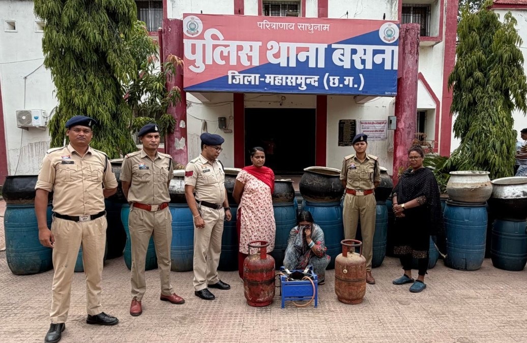 महासमुंद: अवैध महुआ शराब के खिलाफ बड़ी कार्रवाई, 27 ड्रम लाहन जब्त, महिला गिरफ्तार