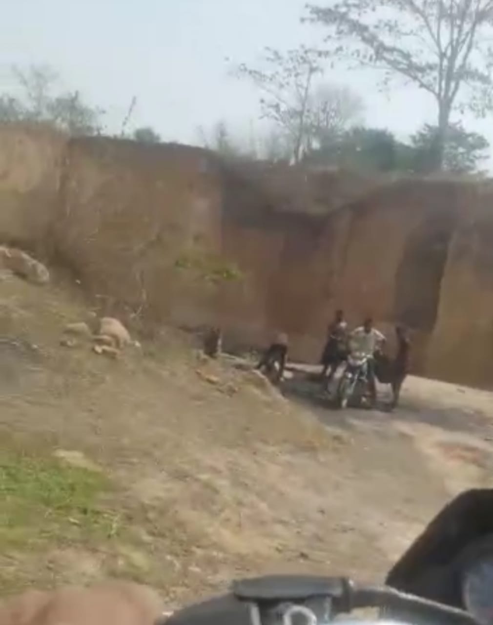 अमेरा रेहर खदान में बाइकर्स गैंग सक्रिय ईंट भट्टों में खपा रहे बड़े पैमाने पर कोयला