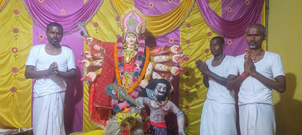 नवयुवक दुर्गा समिति प्रज्ञा चौक द्वारा स्थापित जगत जननी माँ दुर्गा के आरती में श्रद्धालुओं की भीड़ दोनो समय उमड़ रही है