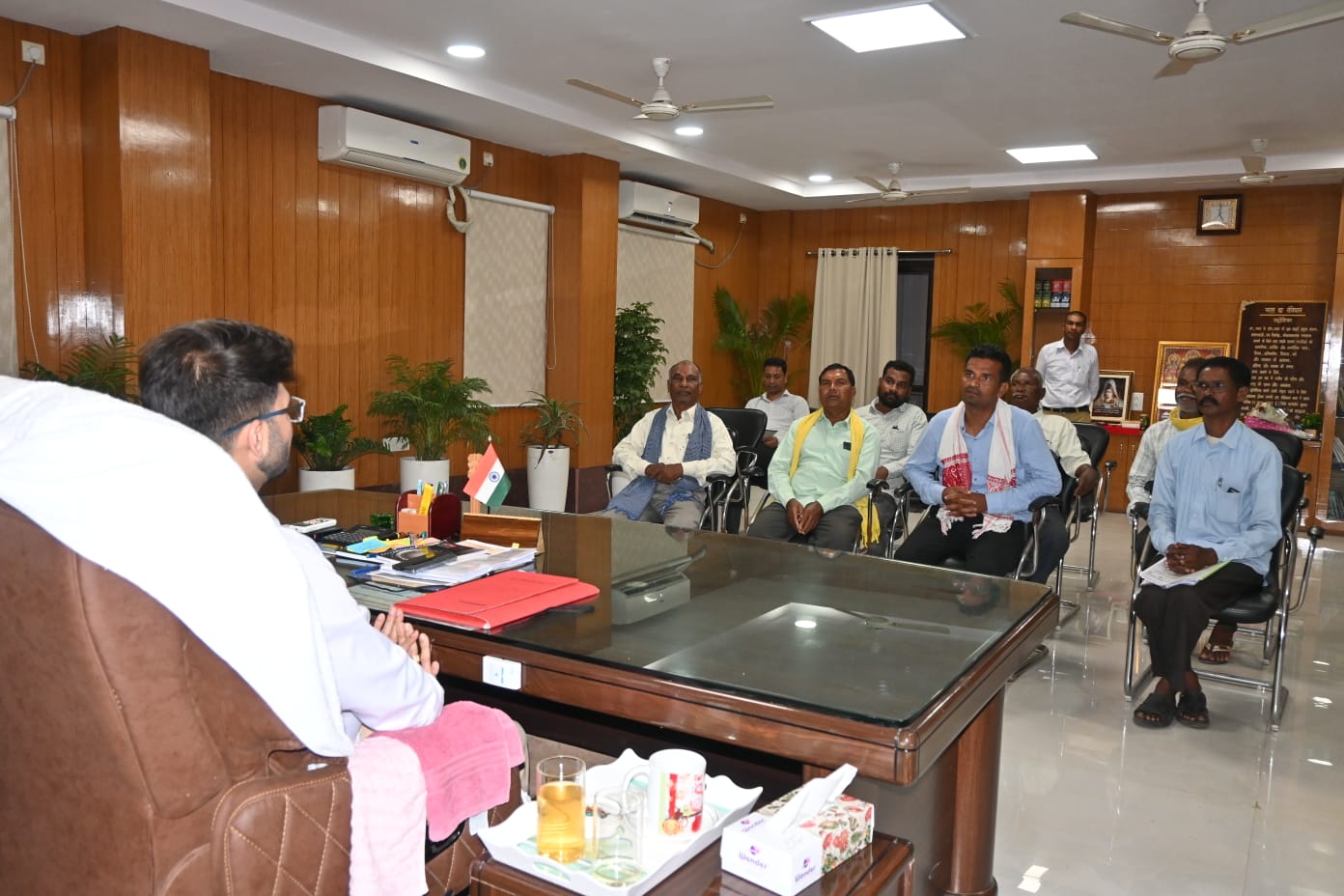 कलेक्टर दीपक सोनी से ध्रुव समाज क़े पदाधिकारियों ने की मुलाक़ात रानी दुर्गावती बलिदान दिवस समारोह क़े लिए दिया न्योता