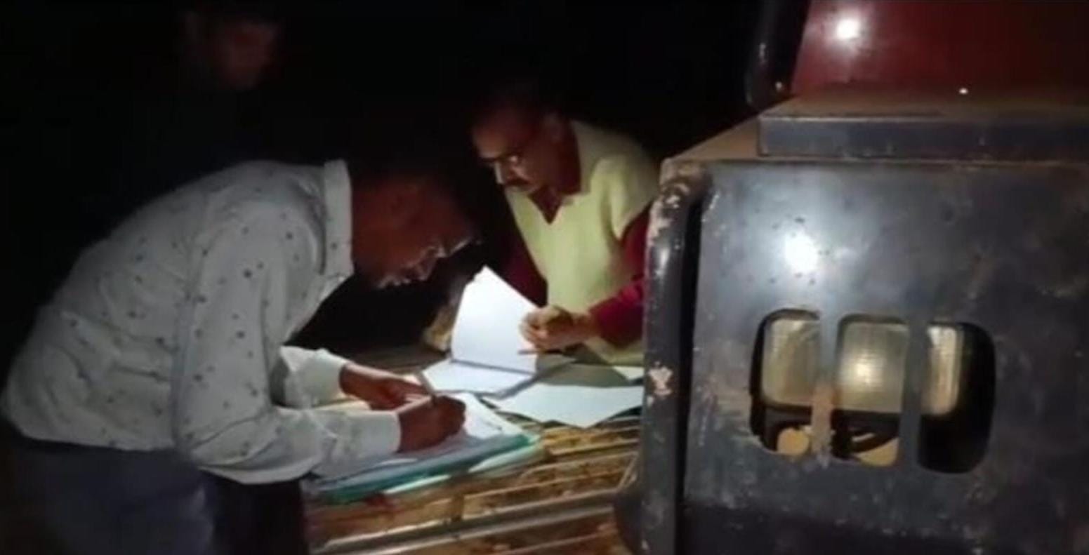 रेत माफिया पर खनिज विभाग का बड़ा प्रहार, मलकडोल रेत खदान में छापा, चौन माउंट मशीन व हाइवा जब्त