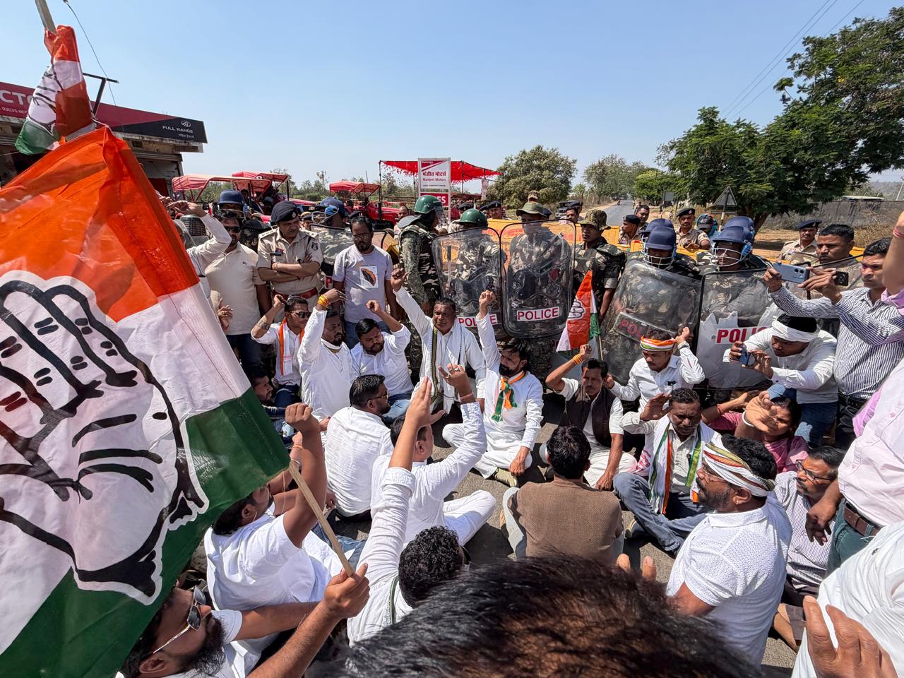 अफीम की अवैध खेती को लेकर सियासत गरम, कांग्रेस का जोरदार धरना-प्रदर्शन