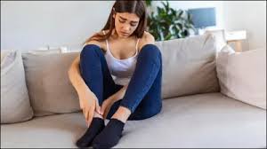 रात में सोते समय हाथ-पैर सुन्न  होना किस बीमारी के हैं लक्षण, जानिए..