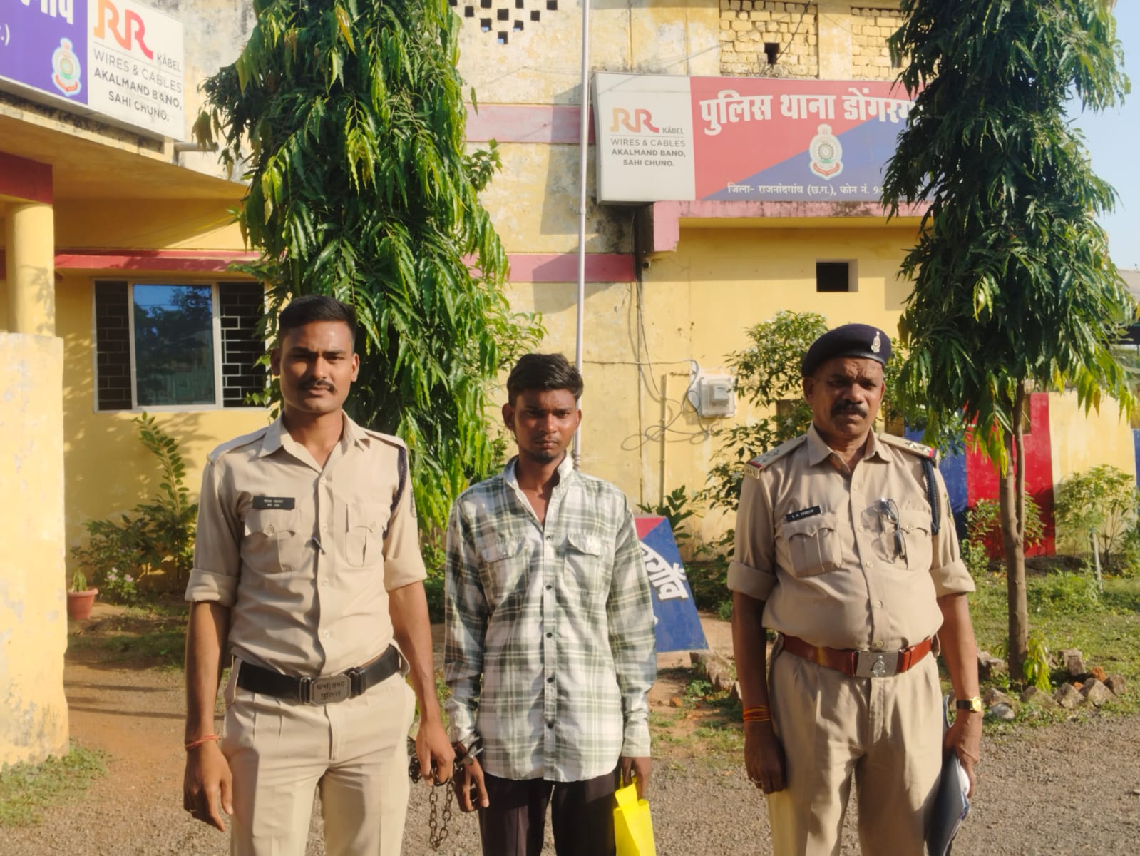 नाबालिक लड़की से स्कुल के अंदर छेड़कानी , करना आरोपी को पड़ा मंहगा 