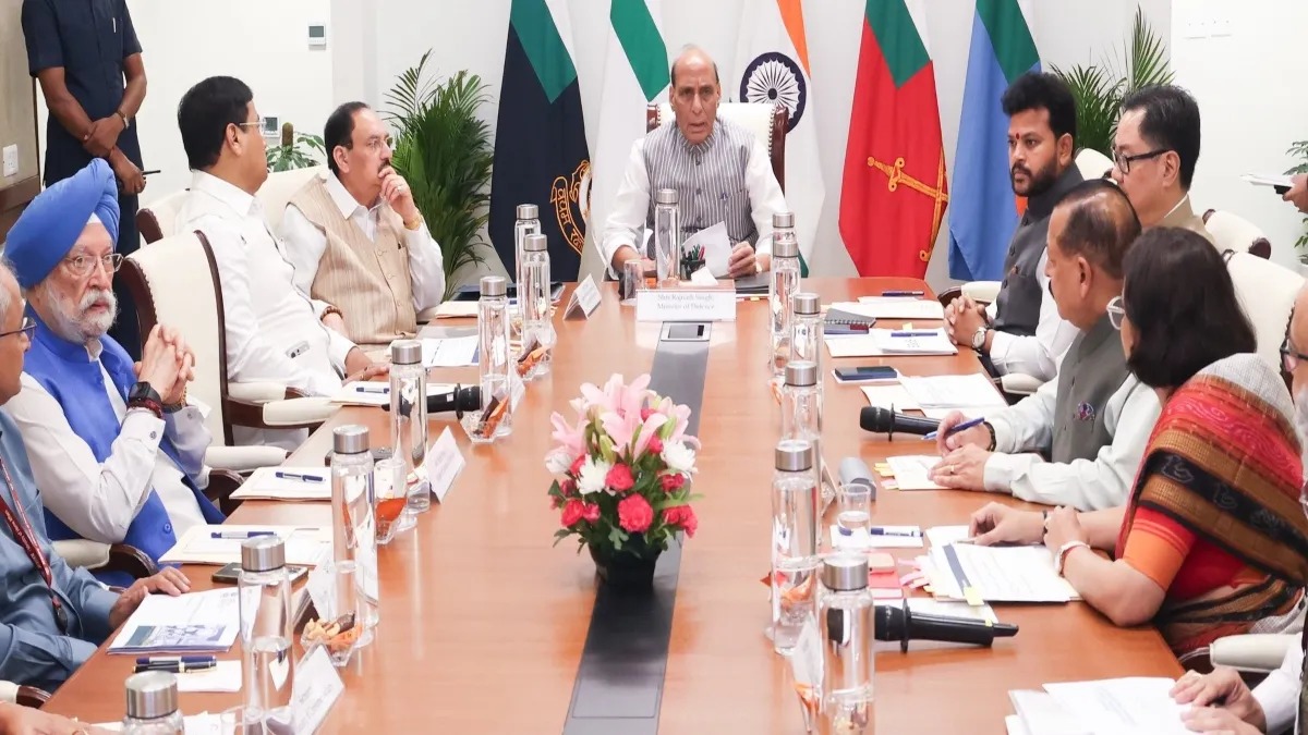 पश्चिम एशिया संकट पर हाईलेवल बैठक, राजनाथ सिंह बोले- घबराएं नहीं, सतर्क रहें
