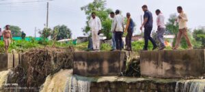 स्टापडेम के पिल्हरों को कूदकर ग्रामीणों से मुलाकात करने पहुंचे विधायक जनक ध्रुव, लोगों ने अपनी समस्याओं से कराया अवगत