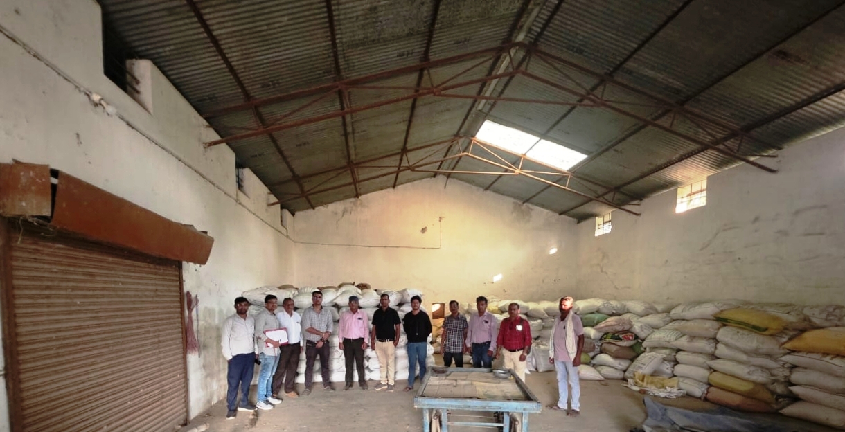 अवैध रूप से भंडारित 450 कट्टा धान जब्त