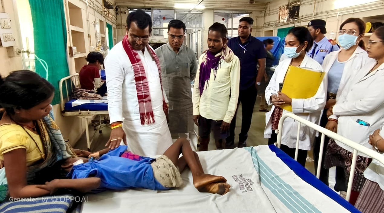 तेंदुए के हमले से घायल 10 वर्षीय बालक से मिलने मेकाहारा पहुंचे विधायक रोहित साहू
