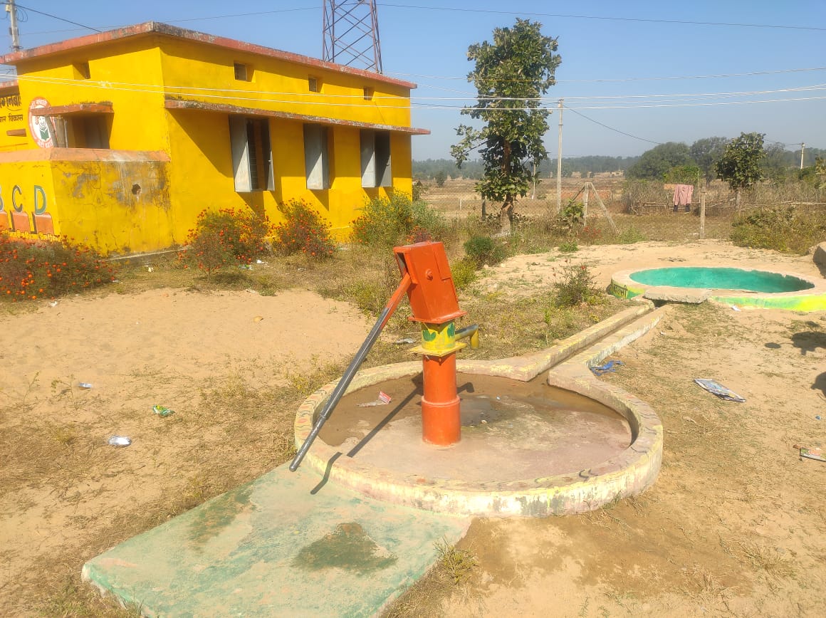 समुदाय के लिए मनरेगा से बने रिचार्ज पिट से भूमिगत हो रहा हजारों लीटर जल