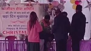 मंदिर परिसर में क्रिसमस पार्टी को लेकर विवाद,खुलेआम खाने के लिए परोसा जा रहा था नॉनवेज
