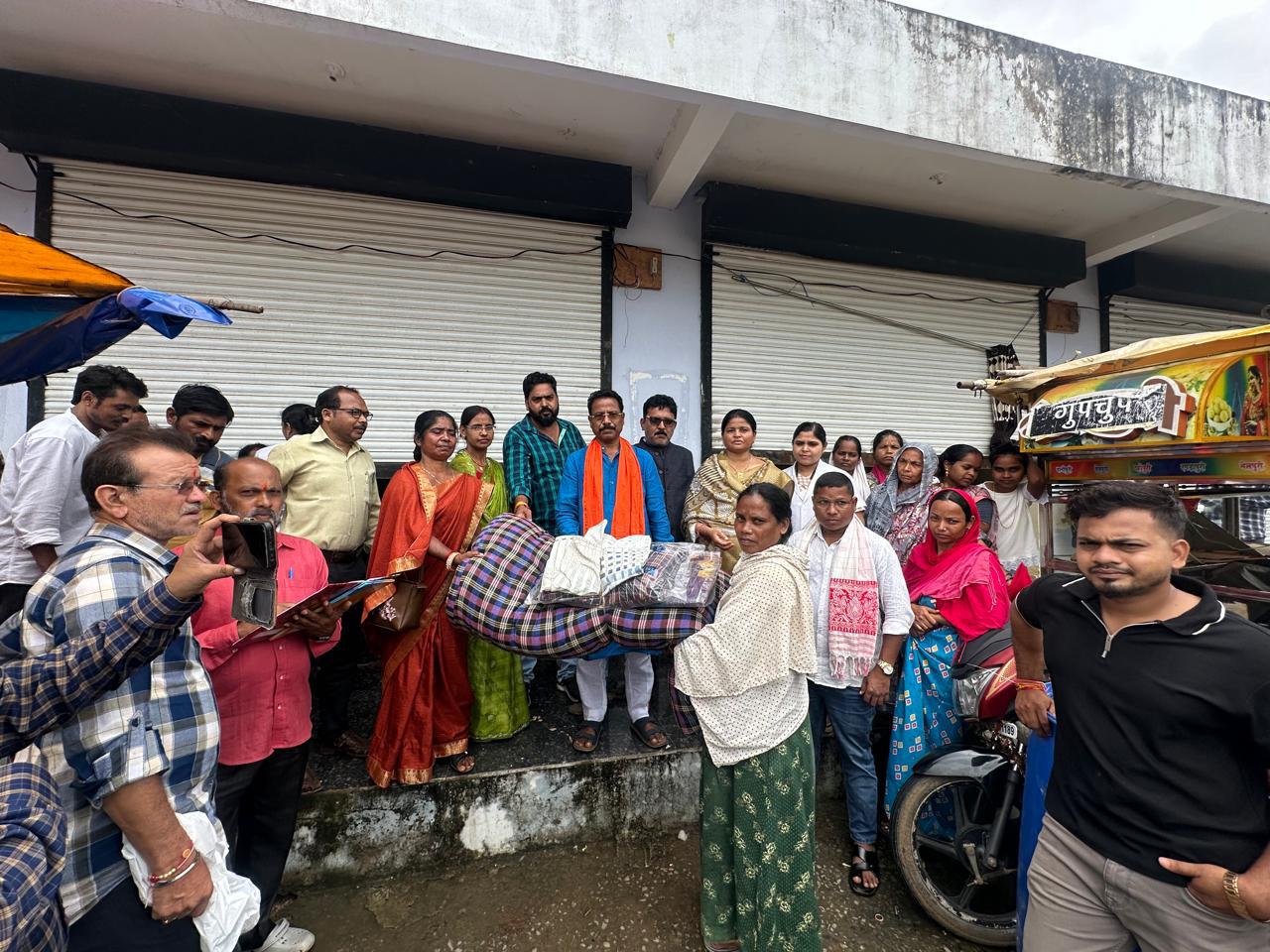 नगर पालिका दंतेवाड़ा द्वारा बाढ़ पीड़ितों को राहत सामग्री का वितरण