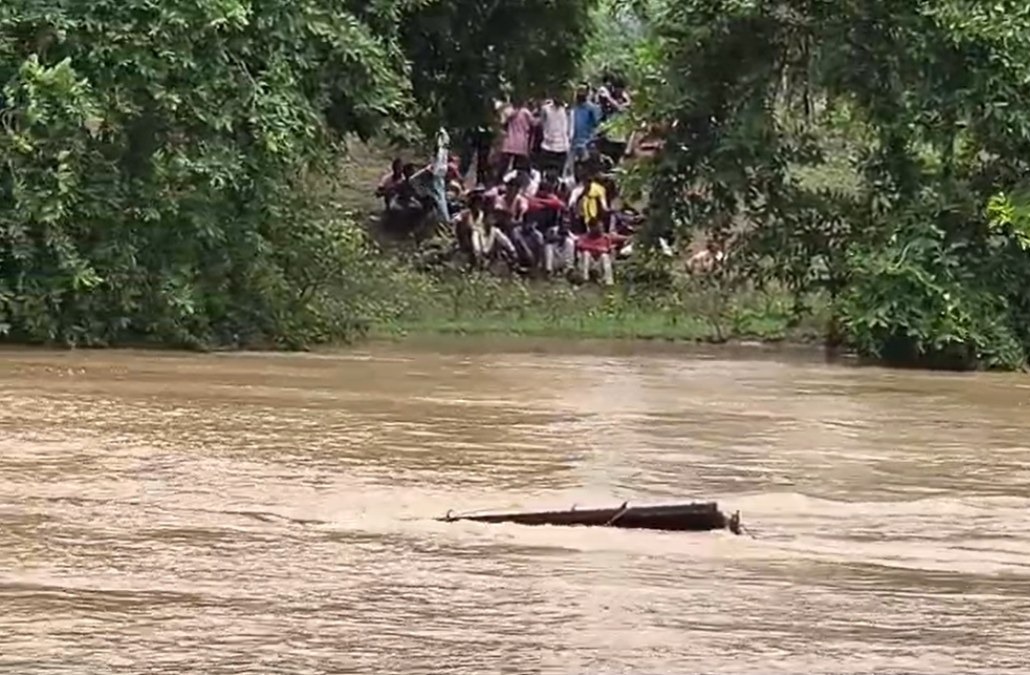 छत्तीसगढ़ में बड़ा हादसा! उफनते नाले में बही बिजली विभाग की पिकअप, एक कर्मचारी लापता