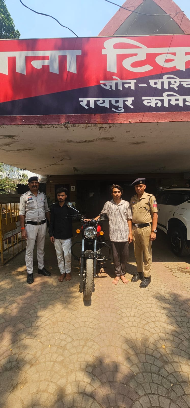 मोटर सायकल बुलेट चोरी करने वाले 02 आरोपी-ऋषि शुक्ला एवं रोहितेश चंद्राकर को किया गया रंगेहाथ गिरफ्तार