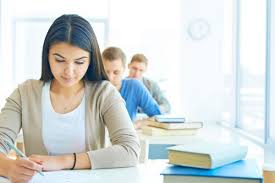 कौन होते हैं कंपनी सेक्रेटरी, 12वीं के बाद कैसे बनाएं इसमें करियर