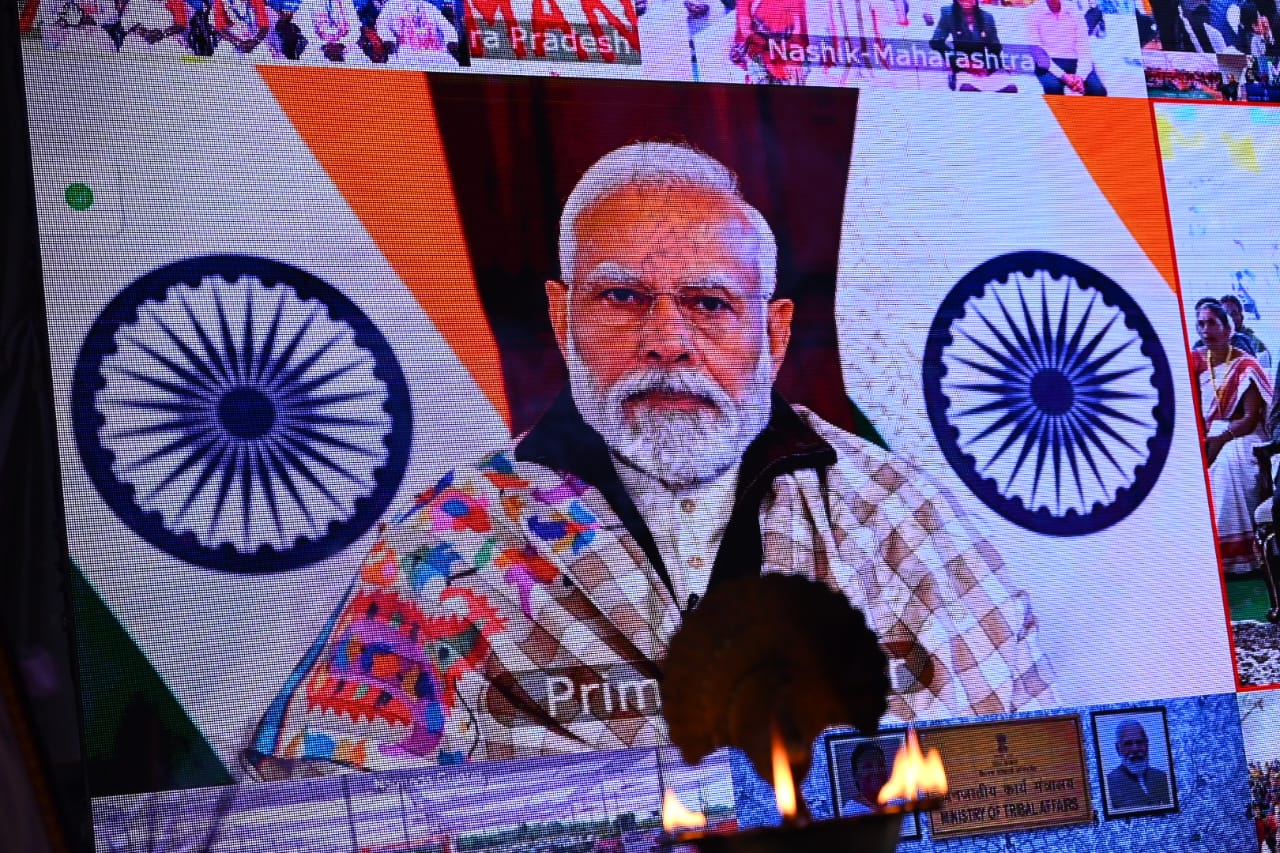 प्रधानमंत्री मोदी ने विभिन्न योजनाओं के तहत लाभान्वित हितग्राही पहाड़ी कोरवा मनकुंवारी बाई से सीधा संवाद किया