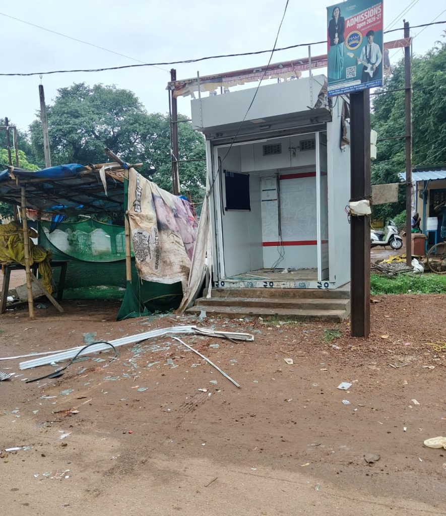 ATM उखाड़ ले गए बदमाश, फिर भी नहीं मिला पैसा! कैश बॉक्स सड़क पर छोड़कर भागे, CCTV में कैद हुई पूरी वारदात