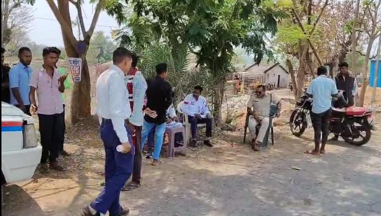 बिना हेलमेट व दस्तावेज वाले वाहन चालकों पर यातायात पुलिस दन्तेवाड़ा की कार्यवाही