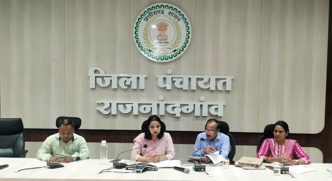 सीईओ जिला पंचायत ने जनपद पंचायतों द्वारा किए जा रहे कार्यों की समीक्षा की